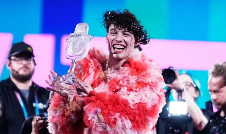 Το Nemo επέστρεψε σπασμένο το τρόπαιο της Eurovision – Το είχε τυλίξει σε… χαρτί υγείας