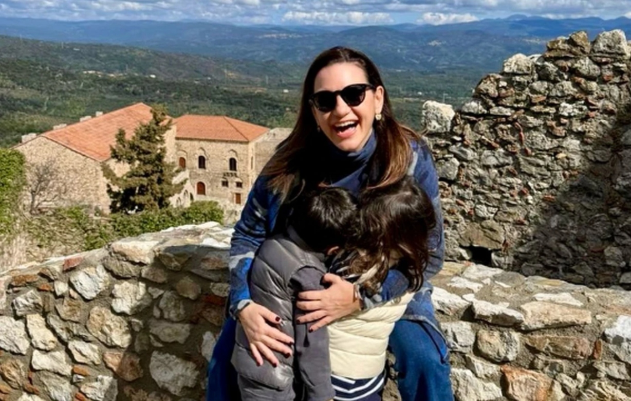Η Κεφαλογιάννη αγκαλιά με τα παιδιά της: «Ο χρόνος μαζί τους μας θυμίζει γιατί θέλουμε έναν κόσμο καλύτερο»