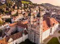 Στο εσωτερικό της εξαιρετικής μεσαιωνικής βιβλιοθήκης της Ελβετίας