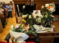 Ο Μητσοτάκης τίμησε τη μνήμη της Αντιγόνης Πανέλλη αφήνοντας λουλούδι στο γραφείο της στη Βουλή