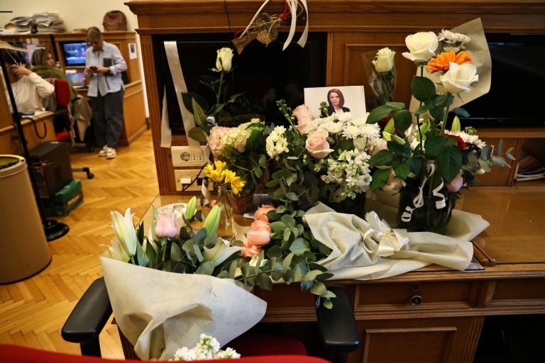 Ο Μητσοτάκης τίμησε τη μνήμη της Αντιγόνης Πανέλλη αφήνοντας λουλούδι στο γραφείο της στη Βουλή