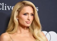 Πάρις Χίλτον στα 45 της «ρίχνει» το Instagram: Ημίγυμνη με πούπουλα και άκρως προκλητική για τα γενέθλιά της!