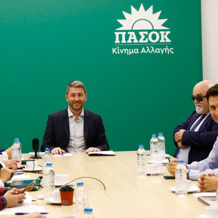 ΠΑΣΟΚ σε φάση «επαναπατρισμού»: επιστροφές από ΣΥΡΙΖΑ και στοίχημα οι επόμενες δημοσκοπήσεις