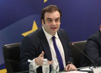 Ο Πιερρακάκης μπλοκάρει καντίνες & ξαπλώστρες στα Κουφονήσια: Παρέμβαση για προστασία παραλιών