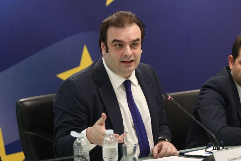 Ο Πιερρακάκης μπλοκάρει καντίνες & ξαπλώστρες στα Κουφονήσια: Παρέμβαση για προστασία παραλιών