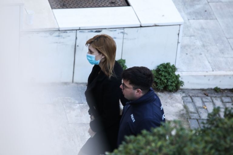 Ρούλα Πισπιρίγκου: Αναβλήθηκε η δίκη για Μαλένα και Ίριδα-Με μπαστούνι στο δικαστήριο