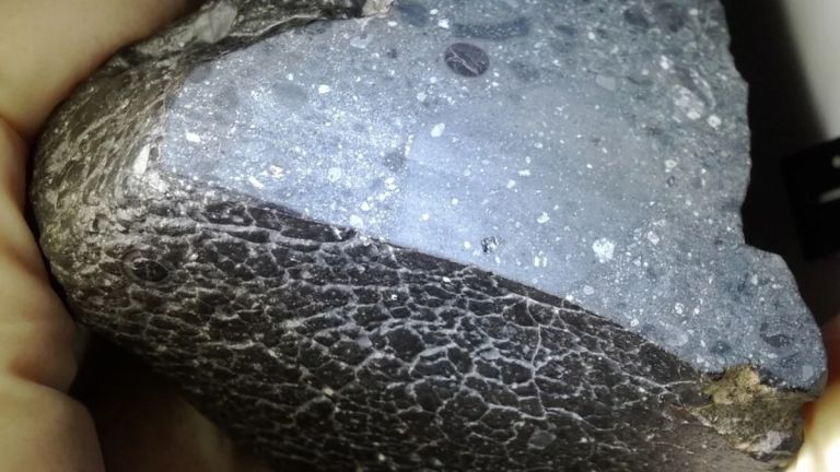 «Black Beauty»: Η «μαύρη πέτρα» από τον Άρη αποκάλυψε κρυφό νερό χάρη σε νέες μη καταστροφικές σαρώσεις