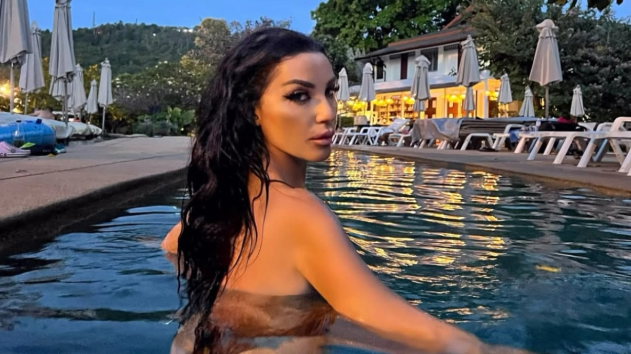 «Αναστάτωσε» το Instagram η Πόπη Μαλλιωτάκη: Τόπλες πόζα στην πισίνα και το μήνυμα που συζητήθηκε