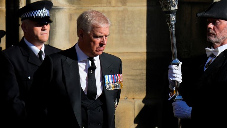 Σύλληψη Άντριου: Αποκαλύψεις Επσταϊν συγκλονίζουν τη βασιλική οικογένεια!