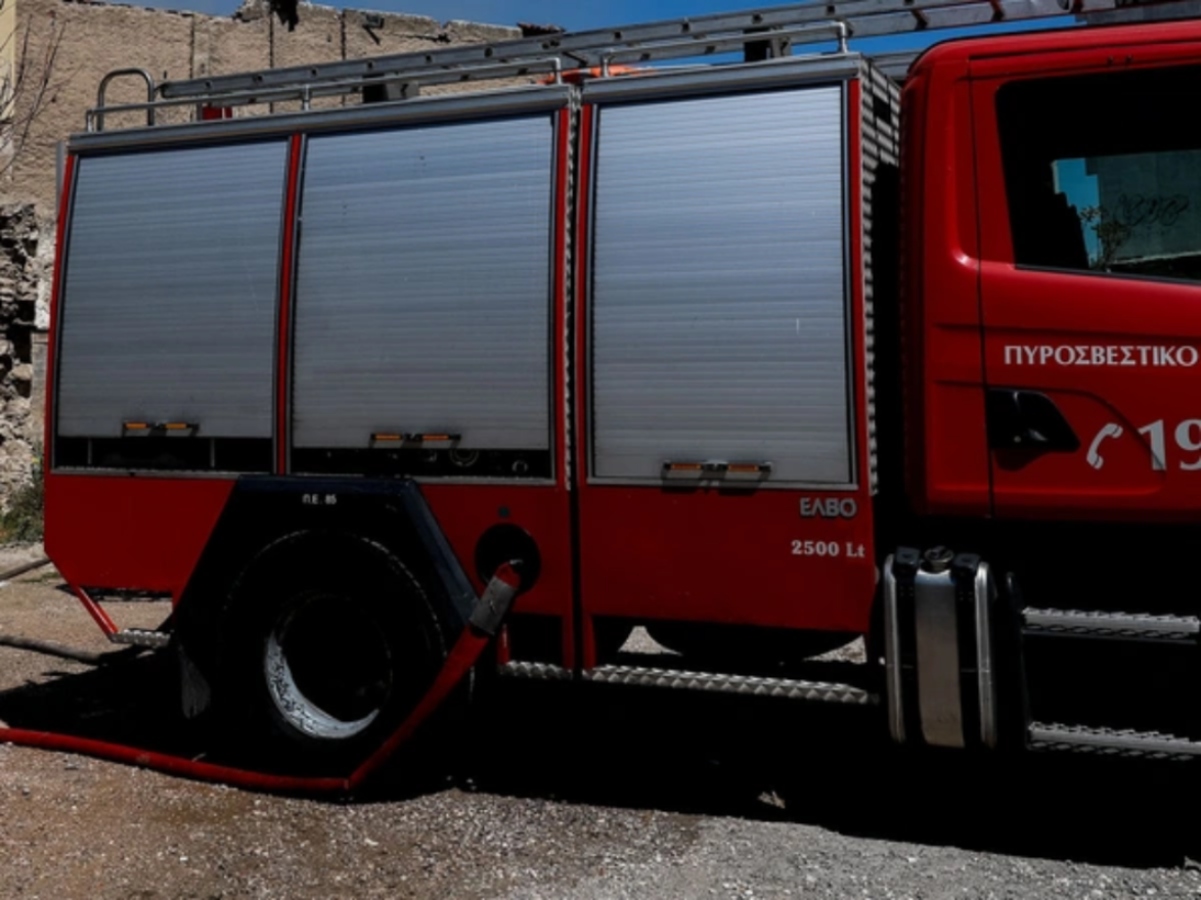 Φωτιά σε αποθήκη γνωστής εταιρείας αθλητικών ειδών στα Σπάτα