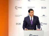 Μόναχο: Χαμόγελα, χειροκροτήματα και το ίδιο σκληρό μήνυμα από την Ουάσιγκτον