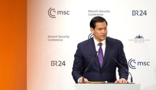 Μόναχο: Χαμόγελα, χειροκροτήματα και το ίδιο σκληρό μήνυμα από την Ουάσιγκτον