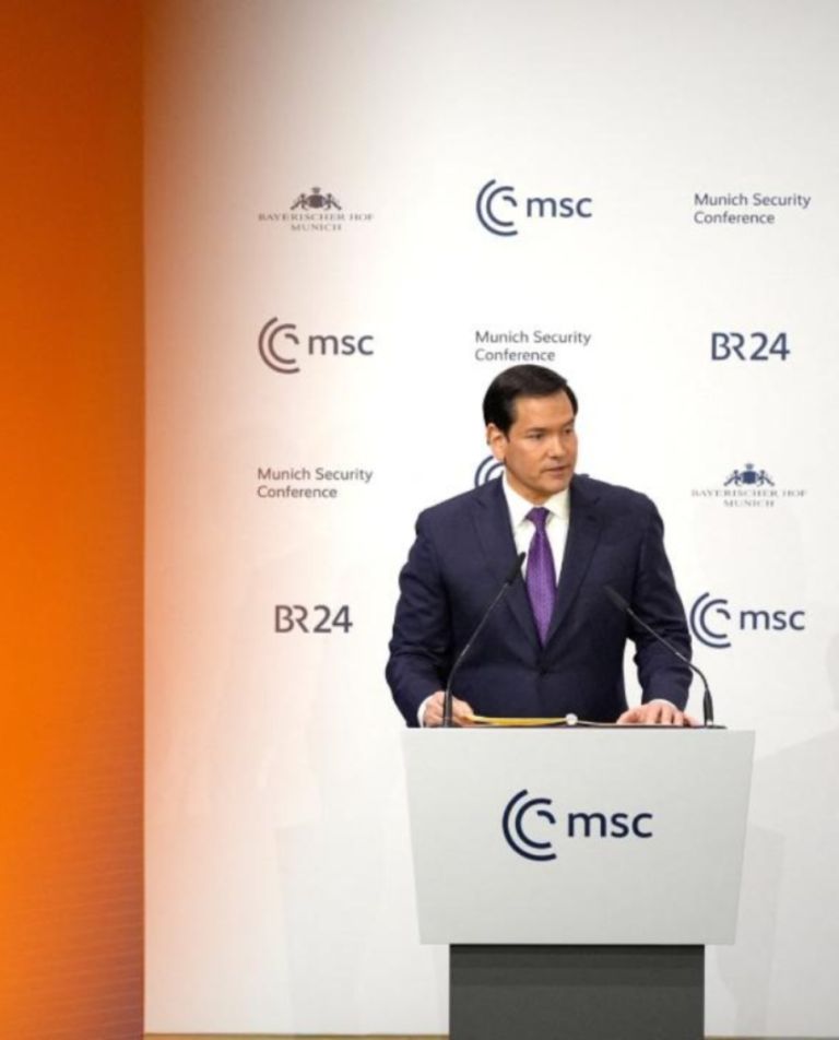 Μόναχο: Χαμόγελα, χειροκροτήματα και το ίδιο σκληρό μήνυμα από την Ουάσιγκτον