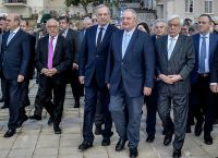 Καραμανλής και Σαμαράς «συντοπίτες»: Η πολιτική συμπόρευση που ανησυχεί τη ΝΔ