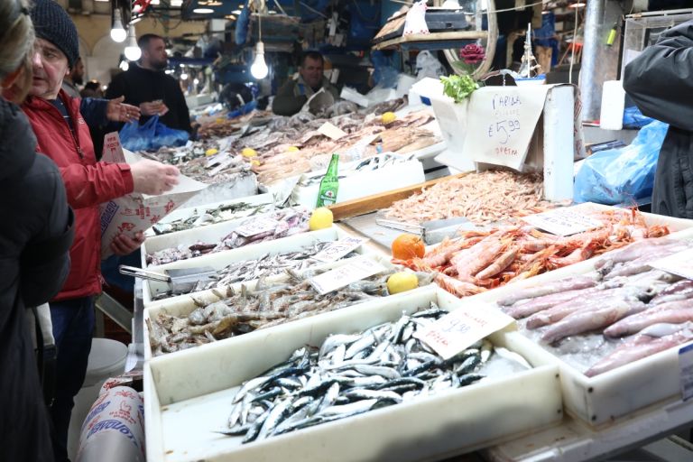 Σαρακοστιανά: Πού διαμορφώνονται οι τιμές – Πάνω από 500 έλεγχοι από την Αρχή Ελέγχου Αγοράς