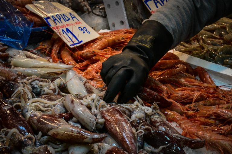Καθαρά Δευτέρα: «Τσιμπημένες» οι τιμές στα θαλασσινά – Έως και 21% υψηλότερες από πέρυσι