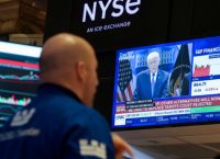 Παγκόσμιος δασμός 15% από Τραμπ: Σε τροχιά εμπορικού σοκ η οικονομία, τριγμοί σε δολάριο και αγορές