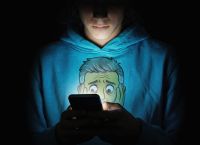 Economist: Η Απαγόρευση των Social Media Δεν Είναι η Λύση για τους Εφήβους