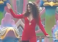 Πασίγνωστη καλλονή Ελληνίδα τραγουδίστρια έγινε βασίλισσα του καρναβαλιού και πpοκάλεσε εγκε:φαλικά