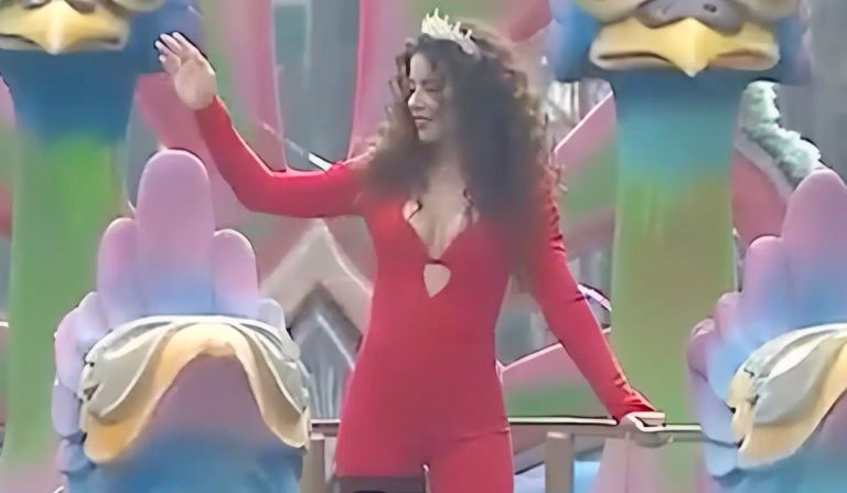 Πασίγνωστη καλλονή Ελληνίδα τραγουδίστρια έγινε βασίλισσα του καρναβαλιού και πpοκάλεσε εγκε:φαλικά