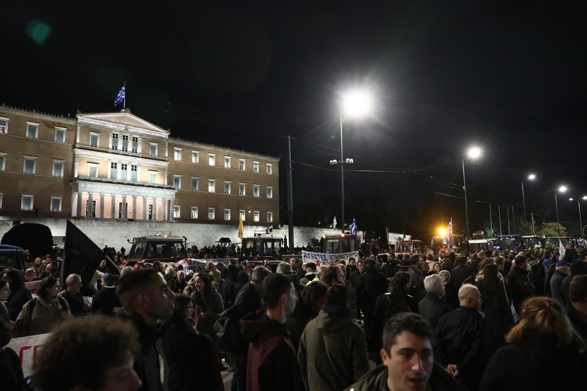 Αγρότες: «Παλεύουμε για την επιβίωσή μας» – Δεκάδες τρακτέρ μπροστά στη Βουλή