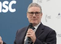 Στάρμερ από Μόναχο: «Να είμαστε έτοιμοι για πόλεμο» – Αεροπλανοφόρο στην Αρκτική