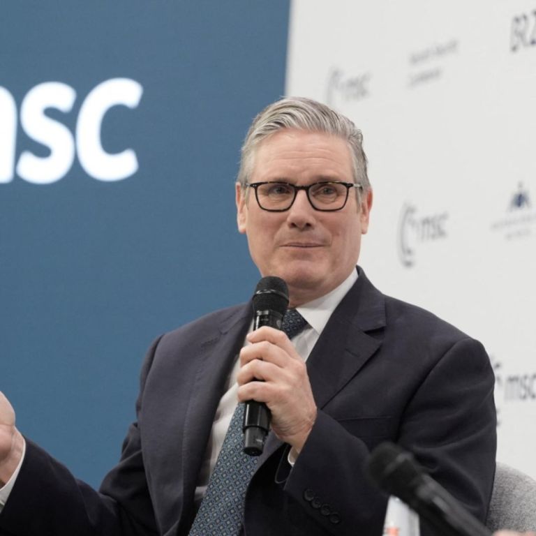 Στάρμερ από Μόναχο: «Να είμαστε έτοιμοι για πόλεμο» – Αεροπλανοφόρο στην Αρκτική