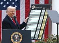 Σοκ στην οικονομία: Απαγόρευσαν τις διεθνείς δασμολογίες Τραμπ