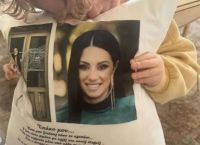 Ο μικρός Χρήστος αφήνει μπαλόνι στον ουρανό για τη μαμά του που χάθηκε στα Τέμπη