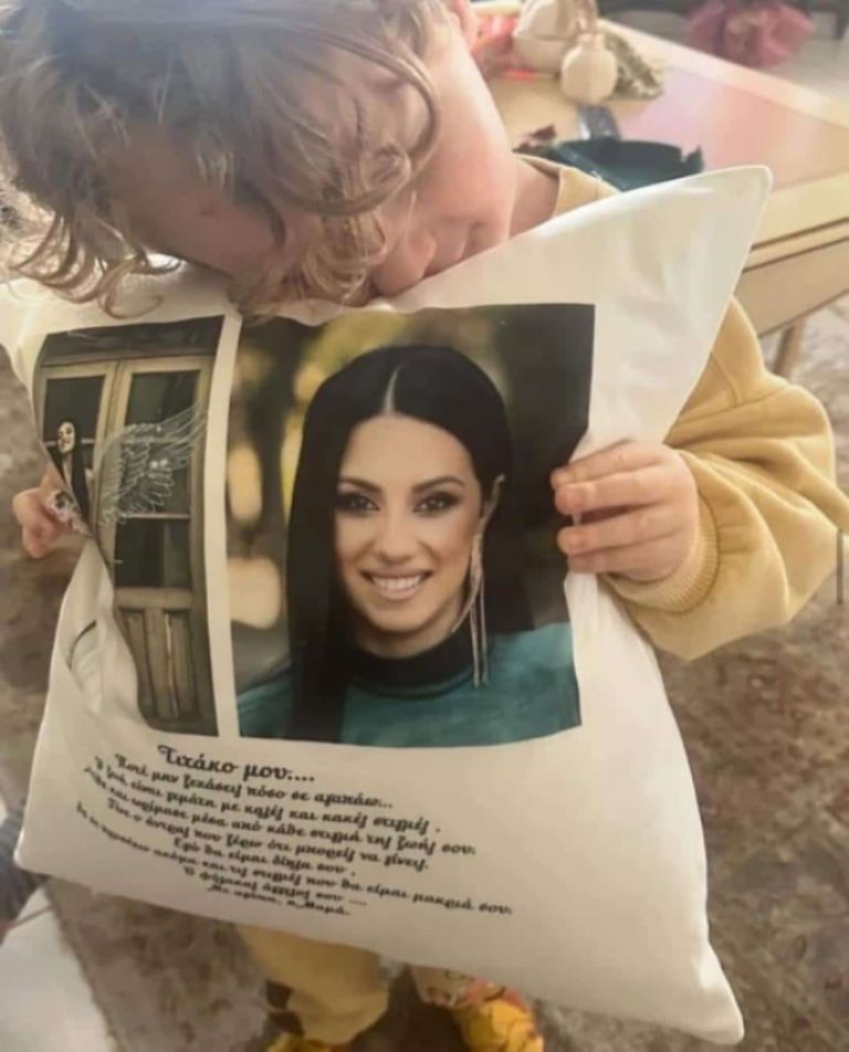 Ο μικρός Χρήστος αφήνει μπαλόνι στον ουρανό για τη μαμά του που χάθηκε στα Τέμπη