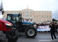 Έφτασαν στο Σύνταγμα τα τρακτέρ, κλειστό το κέντρο, σε εξέλιξη το αγροτικό συλλαλητήριο