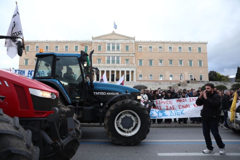 Έφτασαν στο Σύνταγμα τα τρακτέρ, κλειστό το κέντρο, σε εξέλιξη το αγροτικό συλλαλητήριο