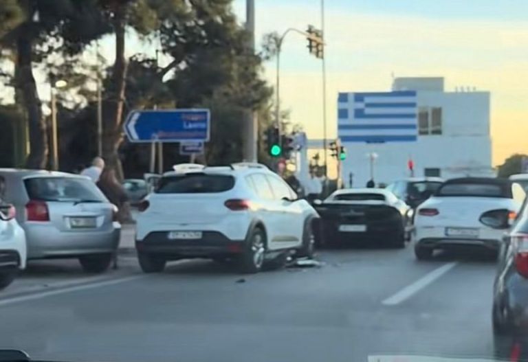 Γλυφάδα: Dacia Sandero «καρφώθηκε» σε Ferrari 296 GTB μπροστά από το παλιό Δημαρχείο