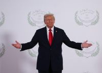 Ο Τραμπ ζητά σταθμούς και αεροδρόμια με το όνομά του για να «ξεπαγώσει» δισ. στη Νέα Υόρκη