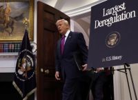 Ο Τραμπ εκτός ελέγχου: Νέος παγκόσμιος δασμός 10% και επίθεση στο Ανώτατο Δικαστήριο