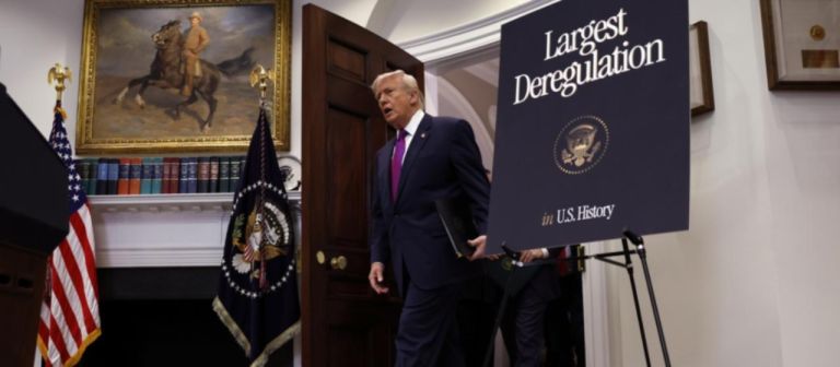 Ο Τραμπ εκτός ελέγχου: Νέος παγκόσμιος δασμός 10% και επίθεση στο Ανώτατο Δικαστήριο