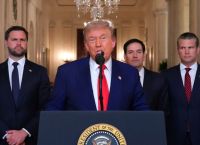 Επικίνδυνο διεθνές παιχνίδι: Ο Τραμπ εξετάζει επίθεση και στοχοποίηση καθεστώτος στο Ιράν