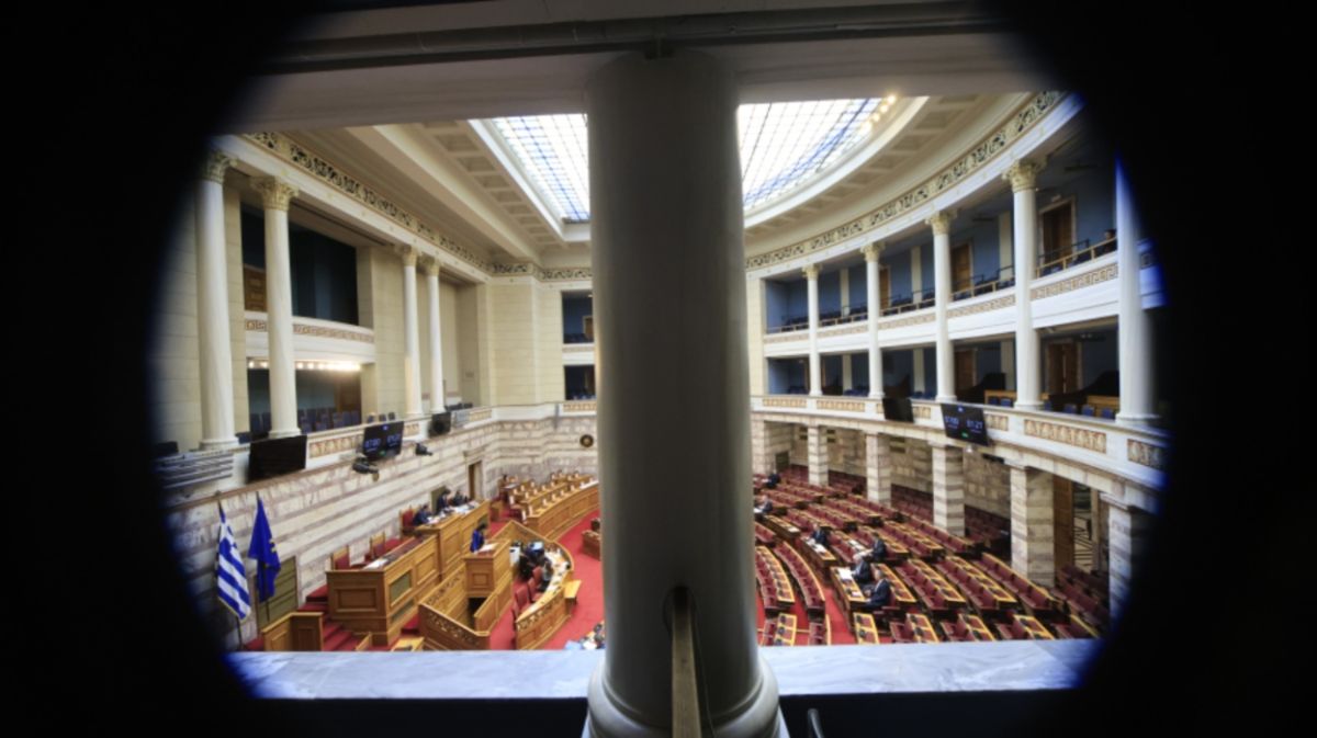Η Βουλή σε εμπόλεμη ζώνη: Μετανάστευση, εργασία και αγρότες τινάζουν στον αέρα το πολιτικό σκηνικό