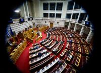 Βουλή στα άκρα: Στο 11,9% η συναίνεση – Ιστορικό χαμηλό, πόλωση και σκιές για την αναθεώρηση