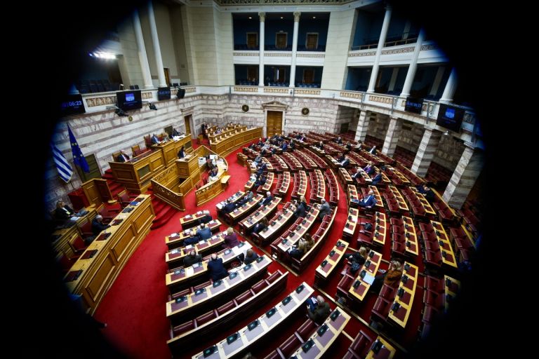 Βουλή στα άκρα: Στο 11,9% η συναίνεση – Ιστορικό χαμηλό, πόλωση και σκιές για την αναθεώρηση