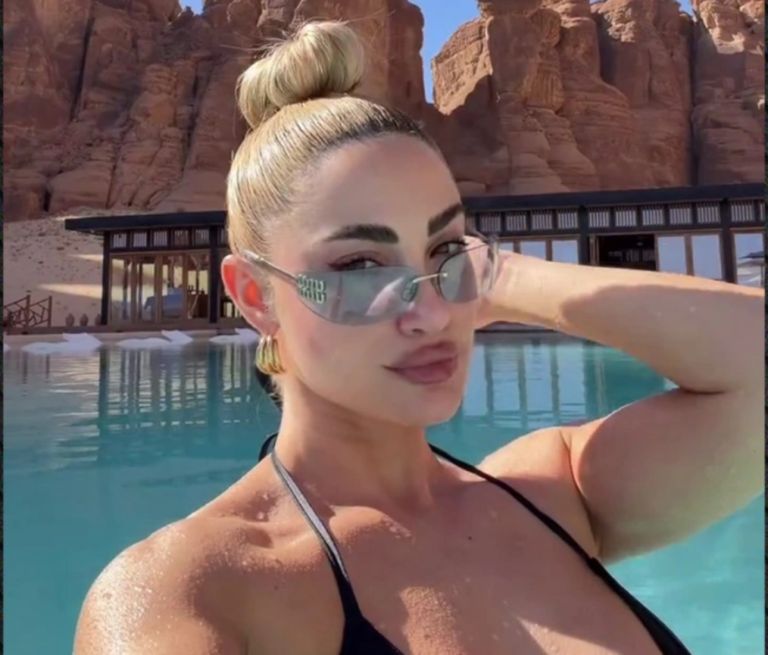 Η Τούνη αυτοτρολάρεται από τη Σαουδική Αραβία: Το παίζω high society ενώ κατάγομαι από το Πετρίτσι Σερρών