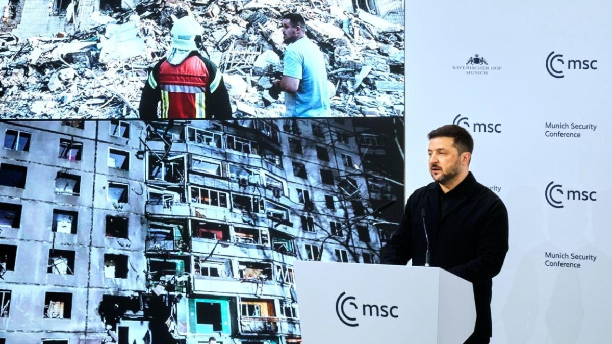 Ζελένσκι από Μόναχο: «Ο Πούτιν είναι σκλάβος του πολέμου» – Ζητά δίμηνη εκεχειρία για εκλογές