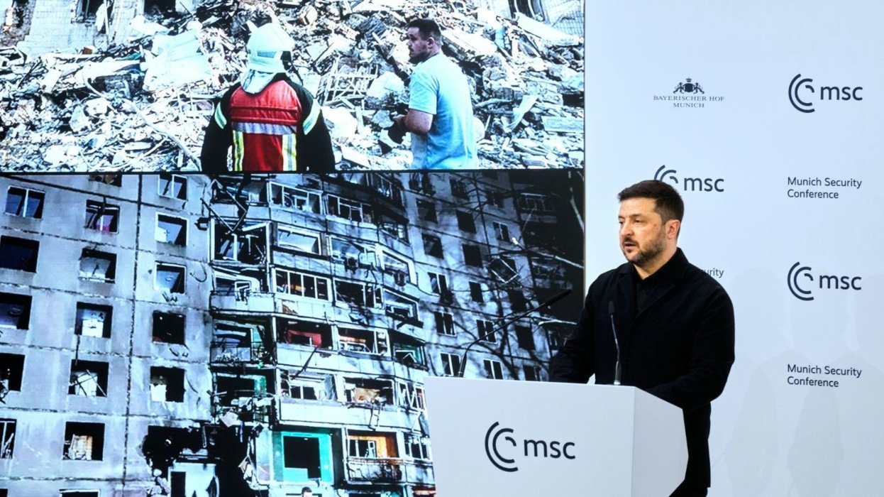 Ζελένσκι από Μόναχο: «Ο Πούτιν είναι σκλάβος του πολέμου» – Ζητά δίμηνη εκεχειρία για εκλογές