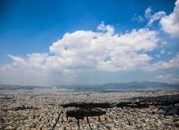 Αθάνατη Ελλάδα: Φτωχοί στα χαρτιά, «πλουσιότεροι» στην κατανάλωση – το παράδοξο του 2024