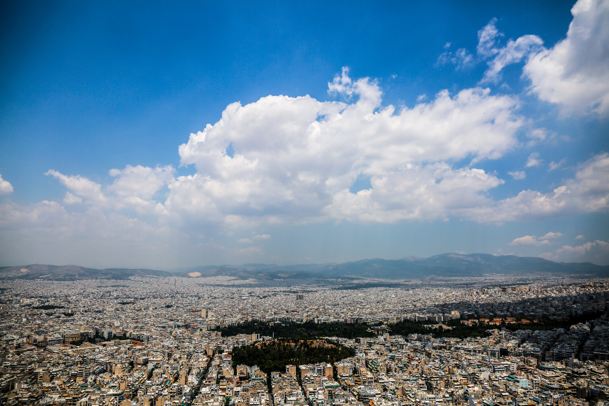 Αθάνατη Ελλάδα: Φτωχοί στα χαρτιά, «πλουσιότεροι» στην κατανάλωση – το παράδοξο του 2024