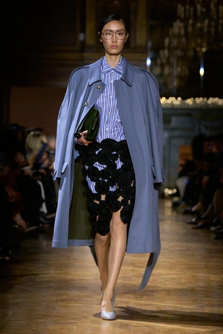 Victoria Beckham, Loewe & Givenchy: Η δύναμη συναντά τη θηλυκότητα στις πασαρέλες της Paris Fashion Week FW26