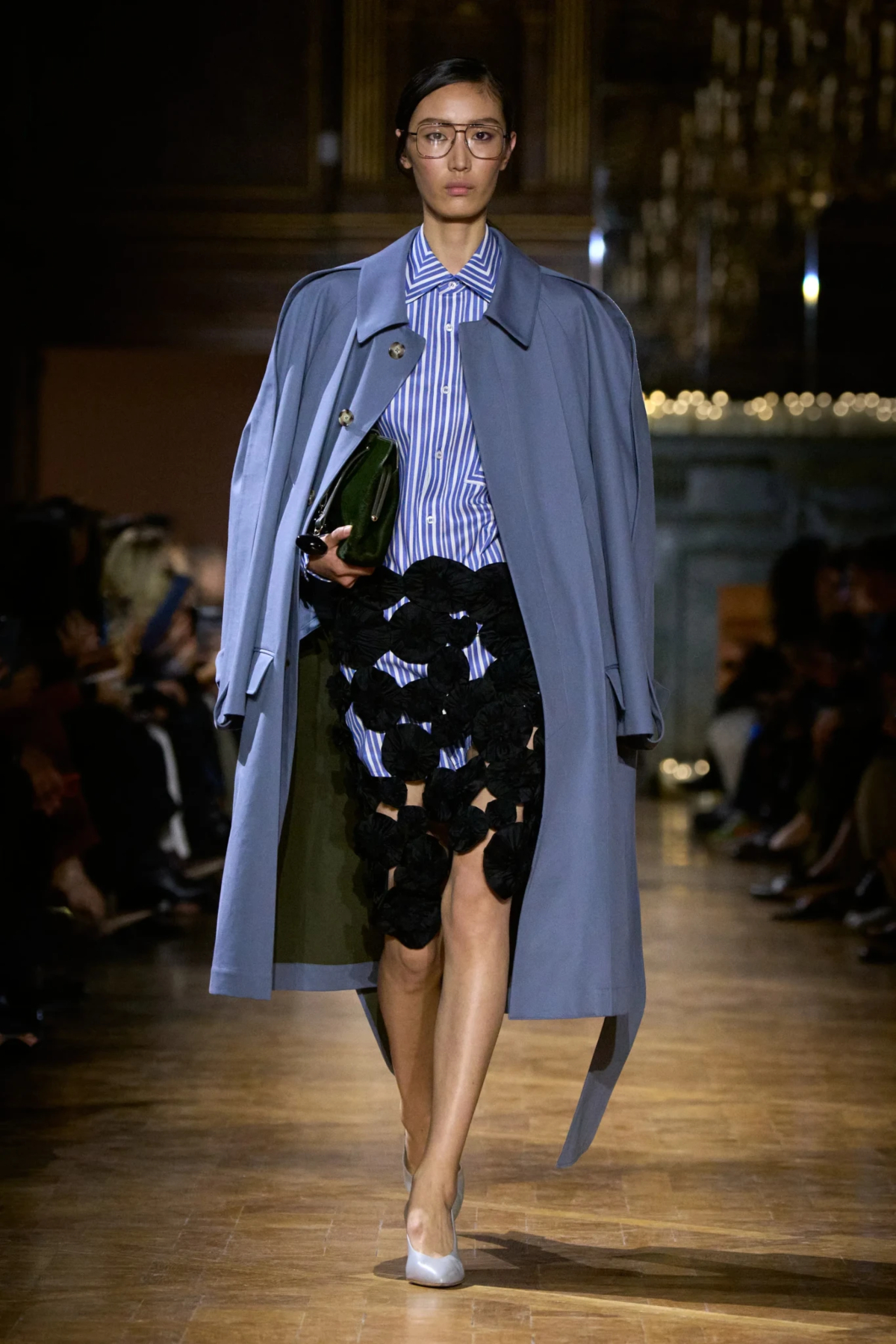 Victoria Beckham, Loewe & Givenchy: Η δύναμη συναντά τη θηλυκότητα στις πασαρέλες της Paris Fashion Week FW26