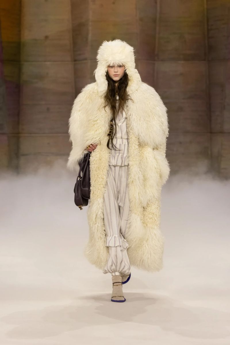 Παρίσι Fashion Week FW26: Ο Άντερσον «ξαναγεννά» τον Dior, ο Βακαρέλο παραμένει πιστός στον Saint Laurent