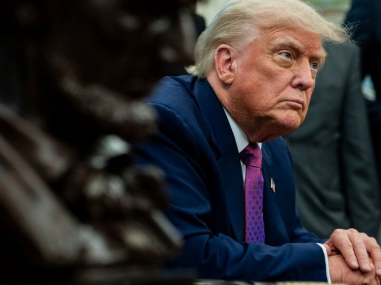 Τραμπ: Να πάρουμε το πετρέλαιο του Ιράν — Ίσως επιχείρηση στο νησί Χαργκ