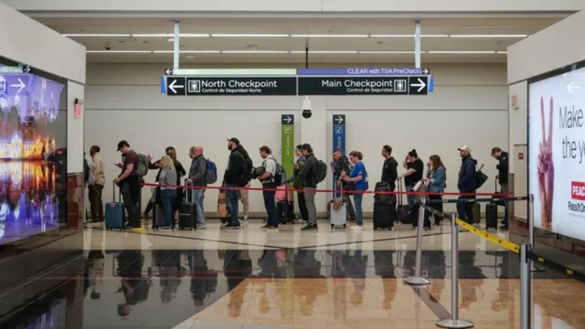 Ο Τραμπ στέλνει πράκτορες ICE στα αεροδρόμια – Χωρίς TSA πληρωμές και χάος στις ουρές